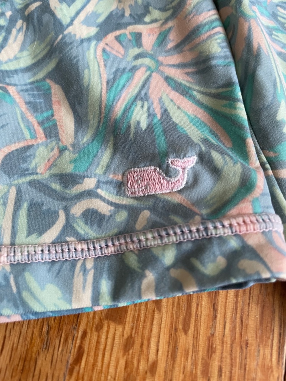 Vineyard Vines Rashguard - Picture 3 of 4